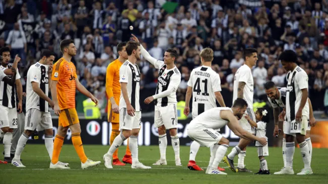 Jugadores de la Juventus celebran victoria en Serie A