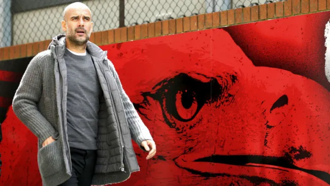Guardiola camina hacia el terreno de juego 
