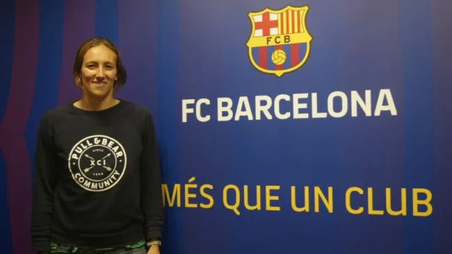 Tajonar posa junto al escudo del Barça en la Ciudad Deportiva Joan Gamper