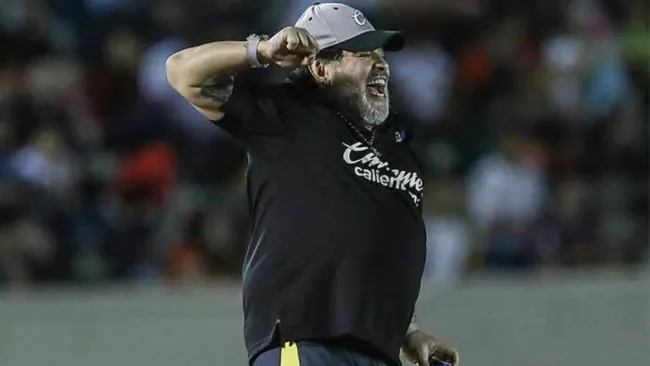 Maradona dirigiendo a Dorados en el partido vs Cimarrones