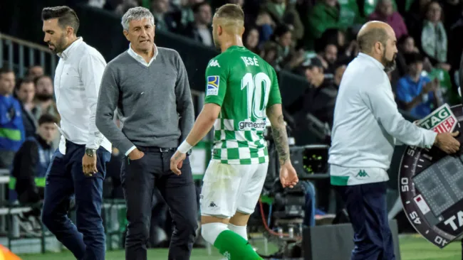 Setién le da algunas palabras a Jesé 