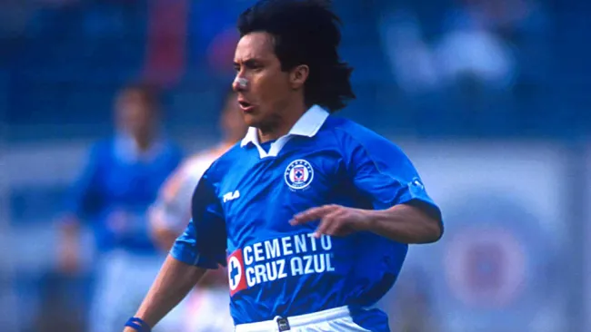 Castañeda, durante un duelo con Cruz Azul en el año 2000 