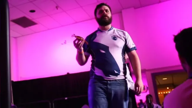 Hungrybox reclama al asistente que le lanzó el cangrejo