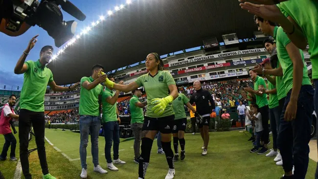 El pasillo a las jugadoras de León 