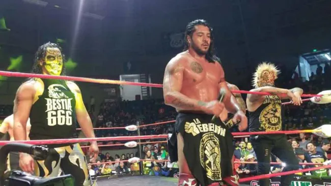 Hijo del Fantasma con la playera de la Rebelión Amarilla