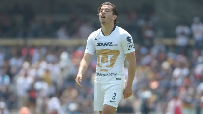 Alan Mozo durante un partido de Pumas