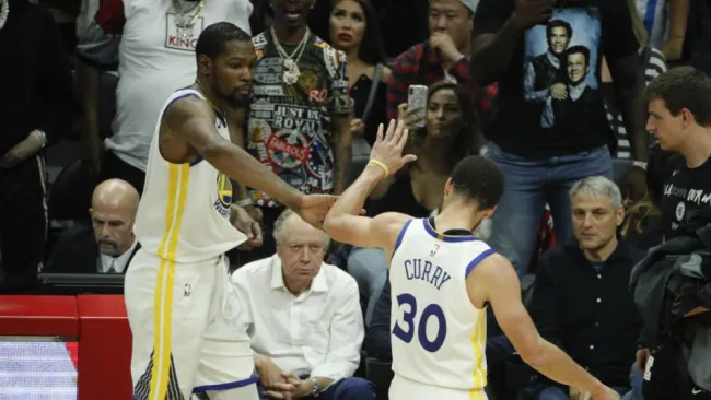 Kevin Durant y Stephen Curry, durante el partido 