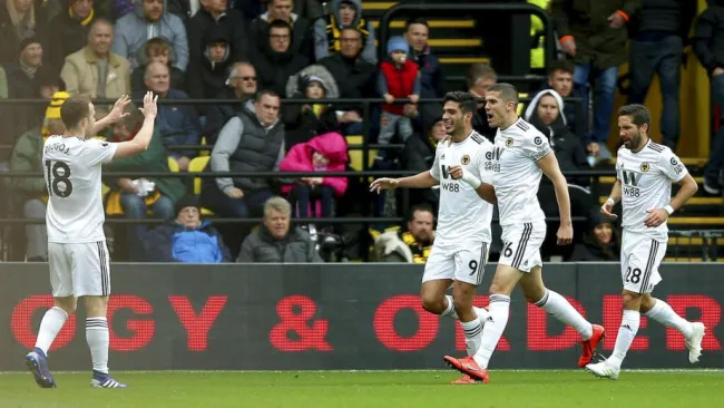 Jiménez celebra anotación con sus compañeros 