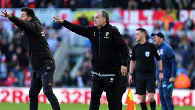 Bielsa dirigiendo un partido del Leeds United