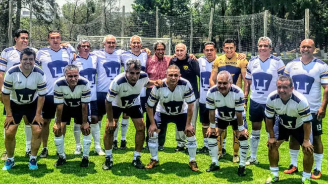 Exjugadores de Pumas durante el homenaje a Héctor Sanabria