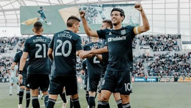 Carlos Vela festeja un gol con LAFC