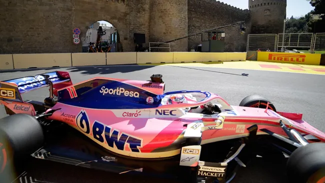 Sergio Pérez en su monoplaza en el GP de Azerbaiyán