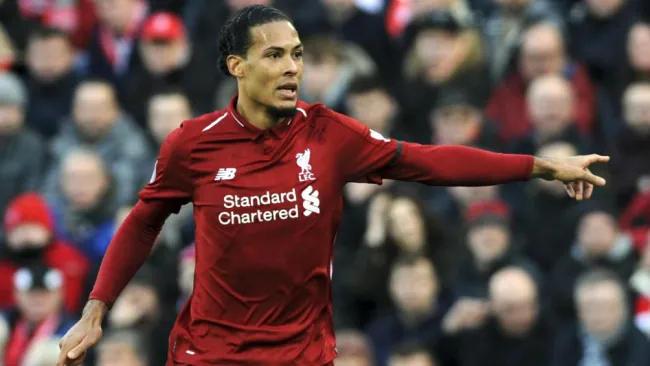 Van Dijk durante un partido con el Liverpool