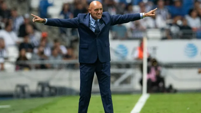 Chelís dando indicaciones durante un juego del Puebla