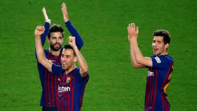 Piqué, Busquets y Sergi Roberto festejan tras un triunfo del Barça