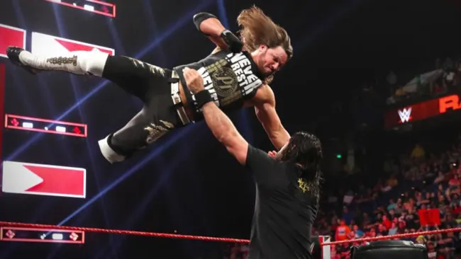 AJ Styles conecta el Codazo Fenomenal sobre Seth Rollins