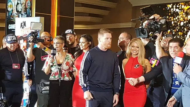 Canelo, durante conferencia de prensa previa a su pelea contra Jacobs