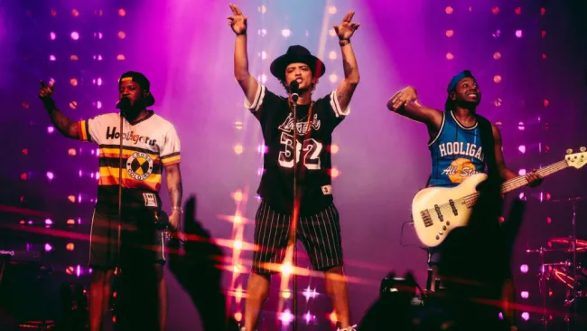 Bruno Mars durante una presentación 