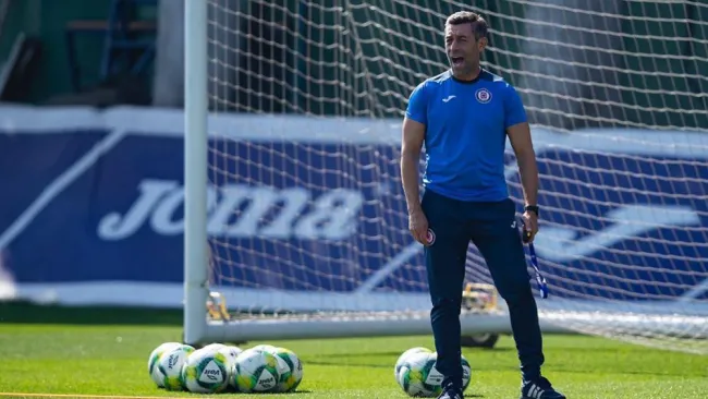 Pedro Caixinha en la práctica de Cruz Azul