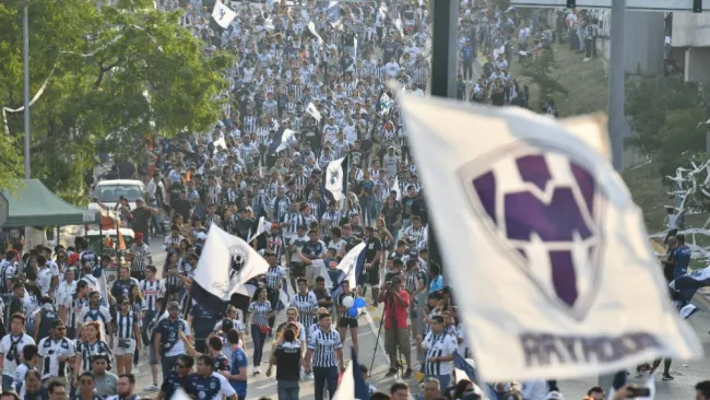 Fanáticos de Rayados en los alrededores del BBVA Bancomer