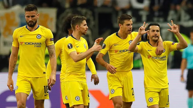Los jugadores del Chelsea celebran el gol de Pedro