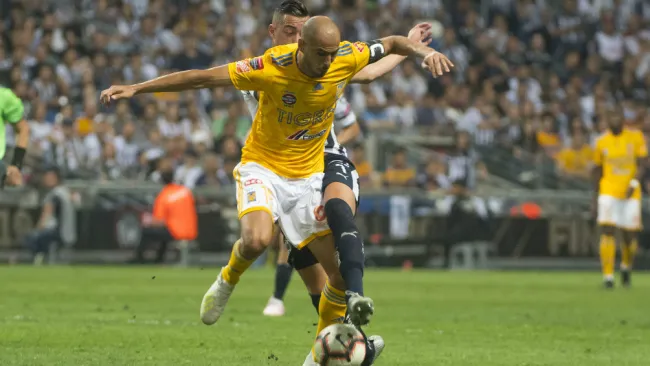 Pizarro lucha por el esférico contra Funes Mori