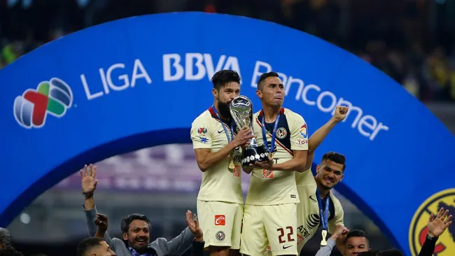 Oribe Peralta y Paul Aguilar tras el título de América del torneo pasado 