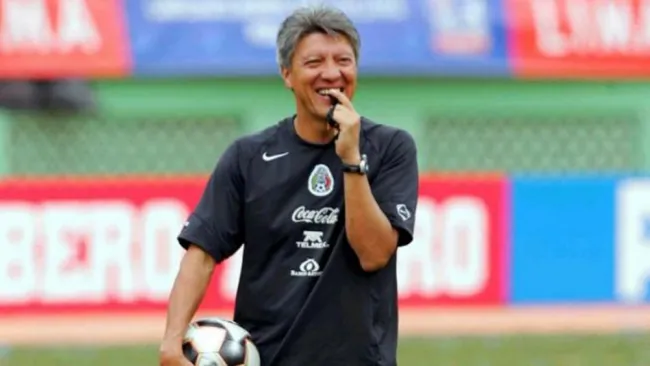 Chucho Ramírez dirige una práctica del Tri Sub 17