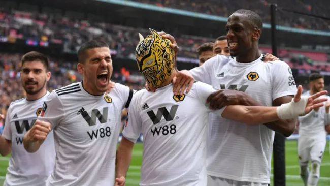 Jiménez festeja con máscara de Sin Cara