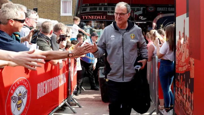 Marcelo Bielsa saluda a los fans previo a un duelo del Leeds 