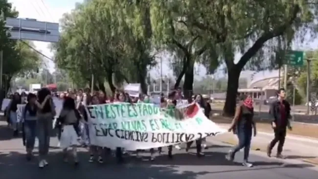 Alumnos de la UNAM marchan rumbo a CU