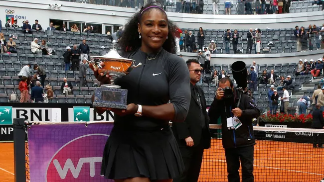 Serena Williams muestra con orgullo uno de sus trofeos 
