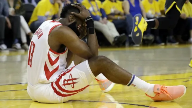 Harden se queja tras golpe en la cara