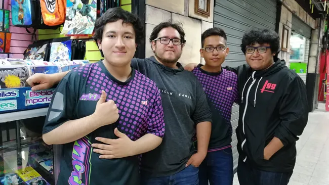 BigBoss y BryanZ, luciendo su jersey de MkGaming junto a Leo y Ángel