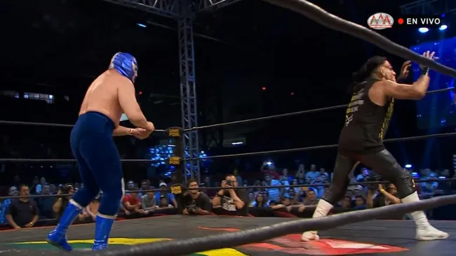 Momento en que Blue Demon Jr. arroja los polvos blancos a Wagner Jr.
