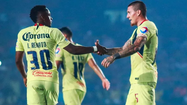 Castillo e Ibarra se saludan tras el tanto del andino 