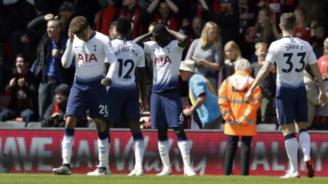 Jugadores del Tottenham se lamentan en el juego vs Bournemouth