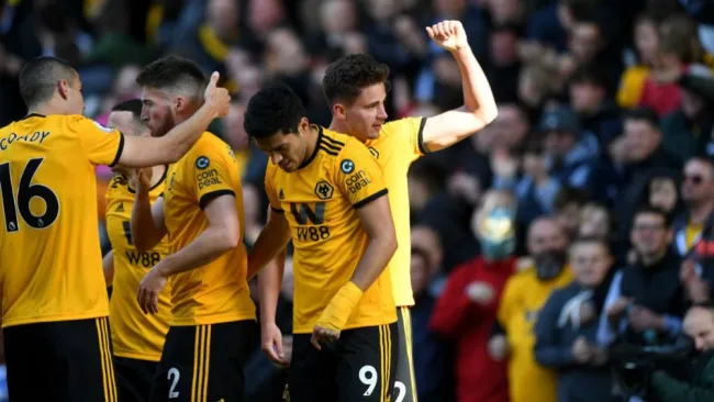 Dendoncker festeja gol con sus compañeros