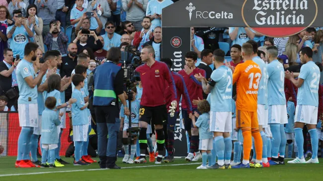 Jugadores del Celta hacen pasillo al Barcelona 