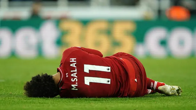 Mohamed Salah, tras recibir golpe en la cabeza