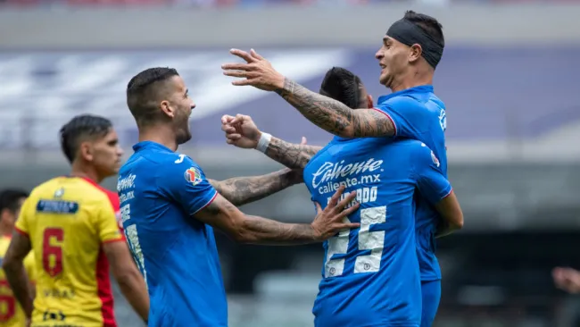 Jugadores de Cruz Azul festejan el gol de Caraglio