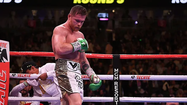 Canelo en la pelea con Jacobs