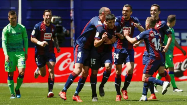Jugadores de Eibar festejan gol contra Betis