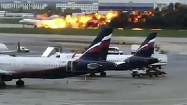 El avión en llamas aterriza en Moscú