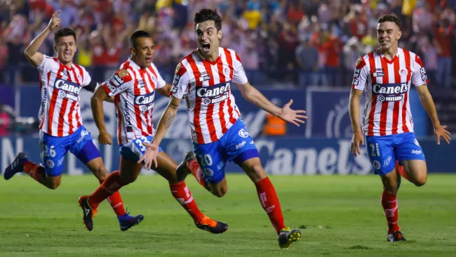 Atlético de San Luis festeja gol de Unai Bilbao