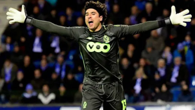 Ochoa durante un duelo con el Standard en Bélgica