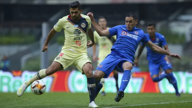 Henry Martin y Pablo Aguilar disputan un balón en la J14 del C2019