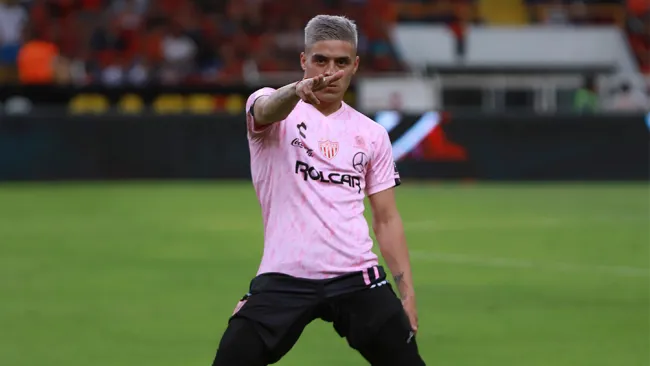 Brian Fernández previo a un partido con el Necaxa 