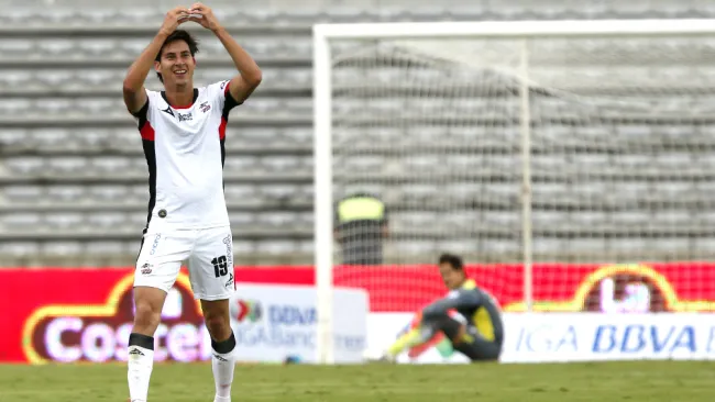 Mauro Lainez celebra un gol ante Morelia 