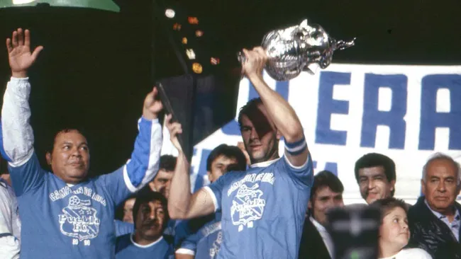 Roberto Ruiz Esparza levanta el título de Liga